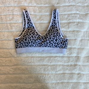 Here is a cute cheetah print sports bra from shein!